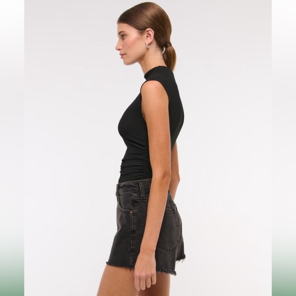 Abercrombie & Fitch 90s Relaxed Cut Off High Rise Black Denim Shorts Size 27 - Picture 2 of 14